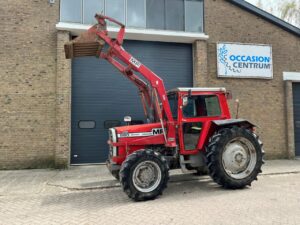 Massey Ferguson 590-4 met voorlader