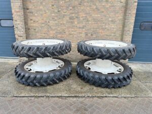 BKT 300/95R46 EN 320/90R46